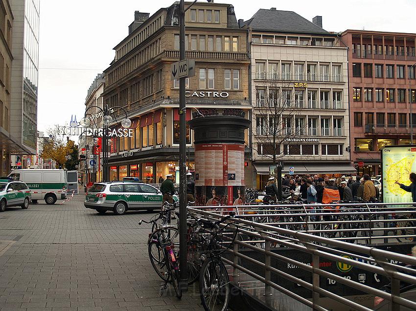 Herrenlose Einkaufstuete gesprengt Koeln Schildergasse P301.JPG